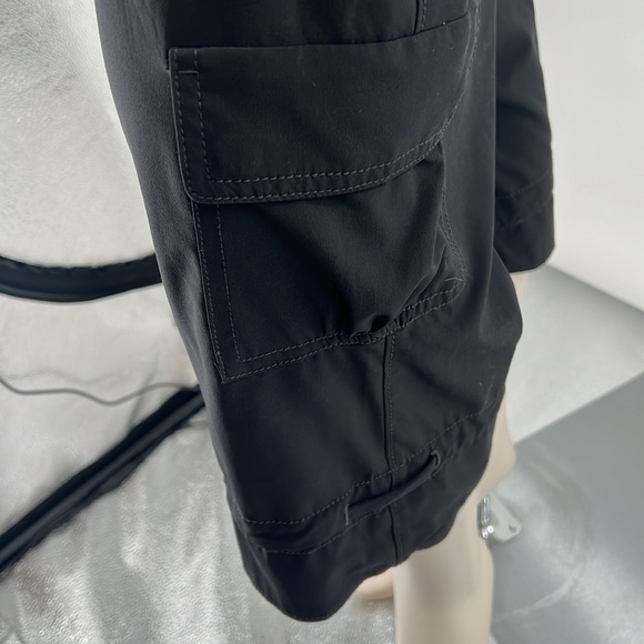 Athleta cropped cargo pants. No size tag go off measurements. - Picture 3 of 8